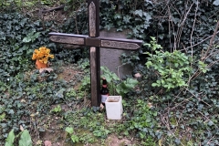 roadside memorial/grave